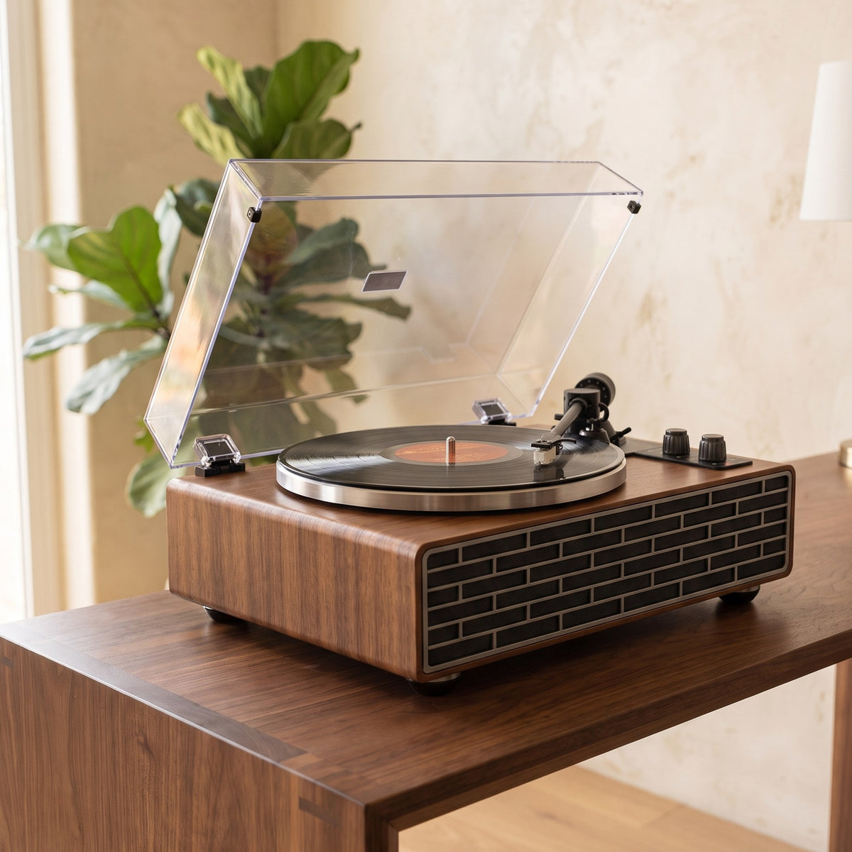 Platine vinyle Cadence posée sur une console en noyer dans un salon lumineux