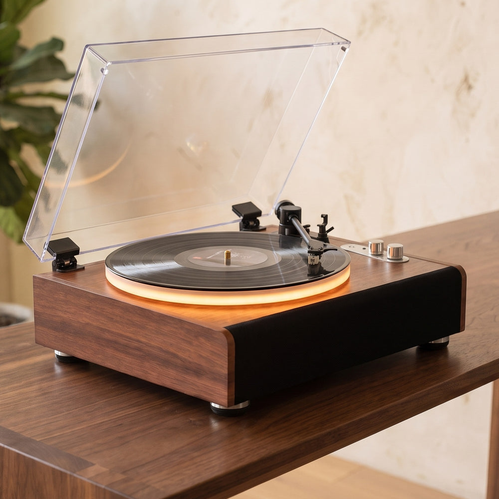 Platine vinyle Sillage avec éclairage de plateau allumé, posée sur une console en noyer