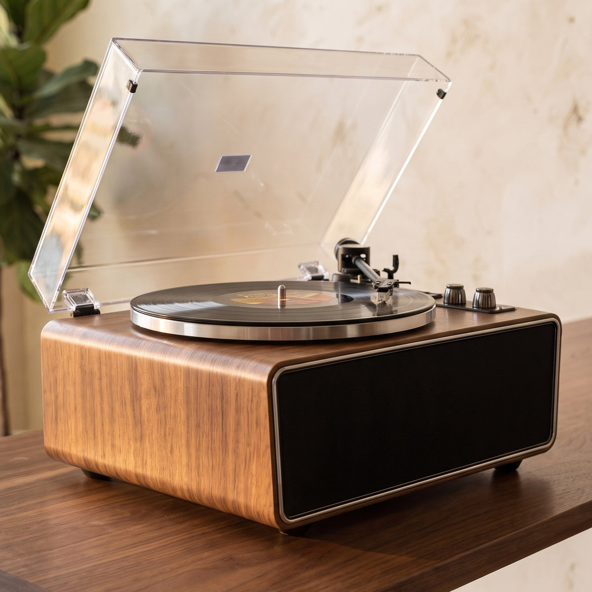 Platine vinyle Studio posée sur une console en noyer près d'une fenêtre
