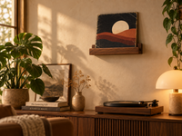 Présentoir mural Sillon 31 en bois, vue de trois-quarts avec une pochette vinyle