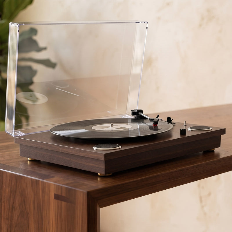 Platine vinyle Lounge posée sur une console en noyer, capot acrylique ouvert